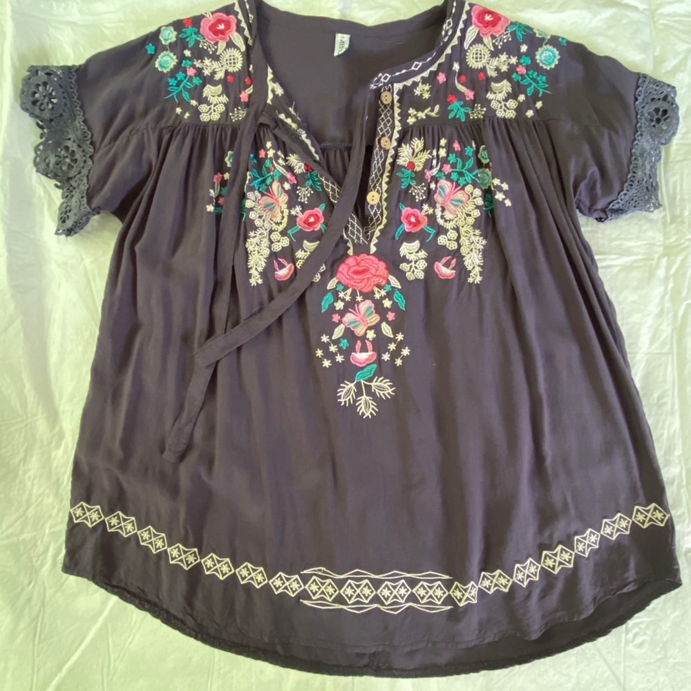 Beautiful Blouse - Picture 2 of 12
